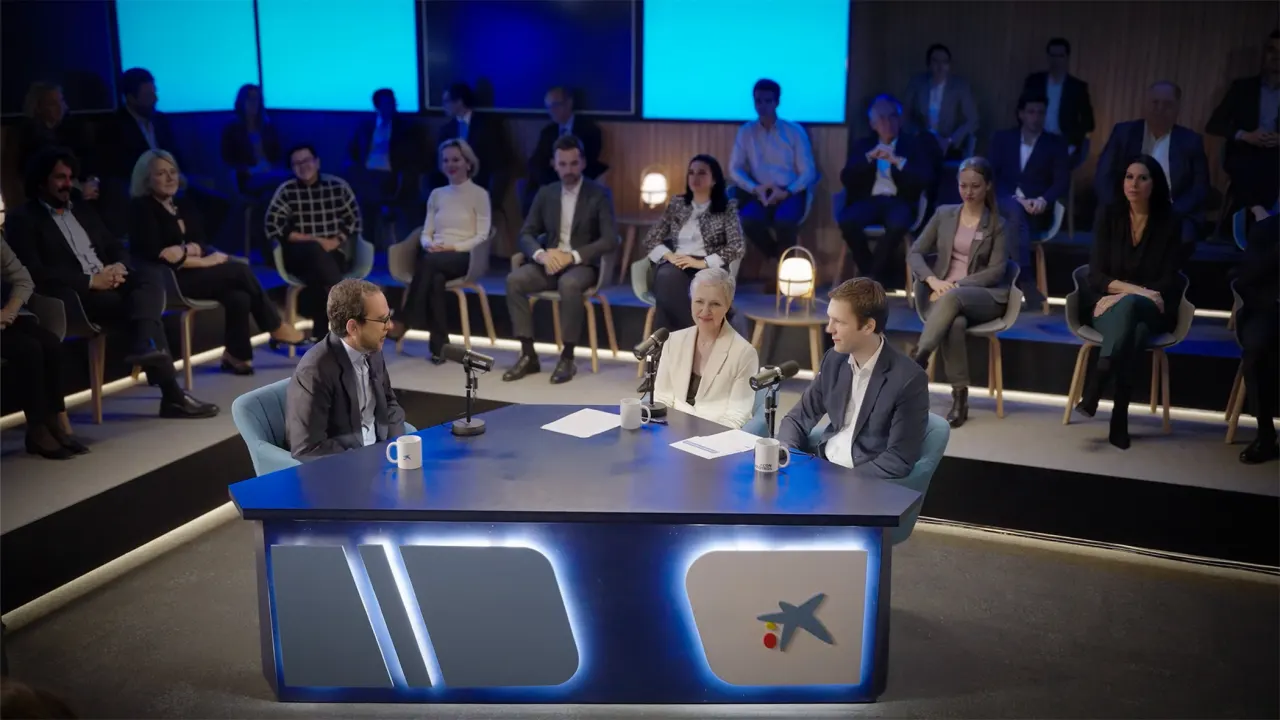 Plató de televisión con público en directo y un panel de tres invitados grabando para CaixaBank