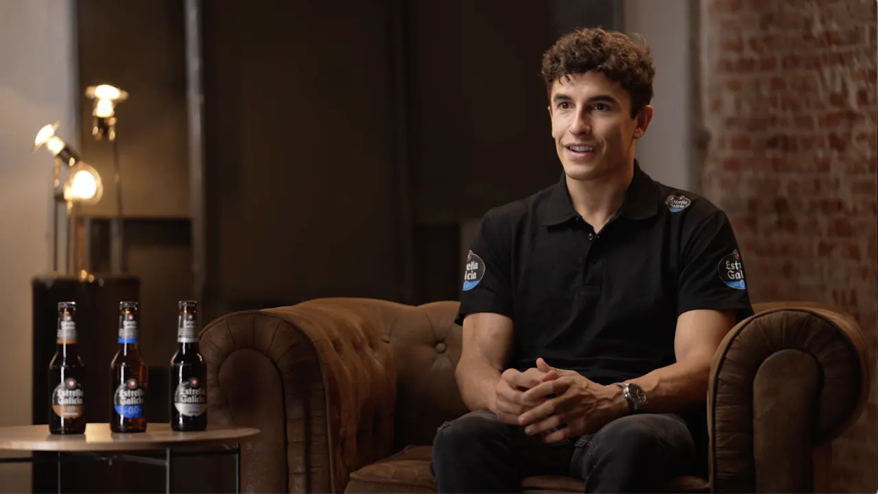 Marc Márquez en una entrevista de videopodcast con botellas de Estrella Galicia sobre la mesa