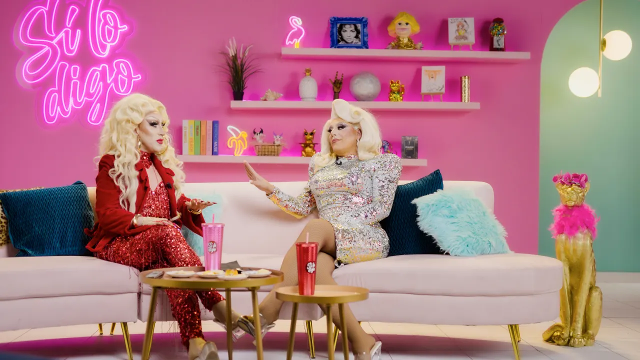 Dos drag queens en un plató rosa con rótulo de neón grabando el formato Sí lo digo